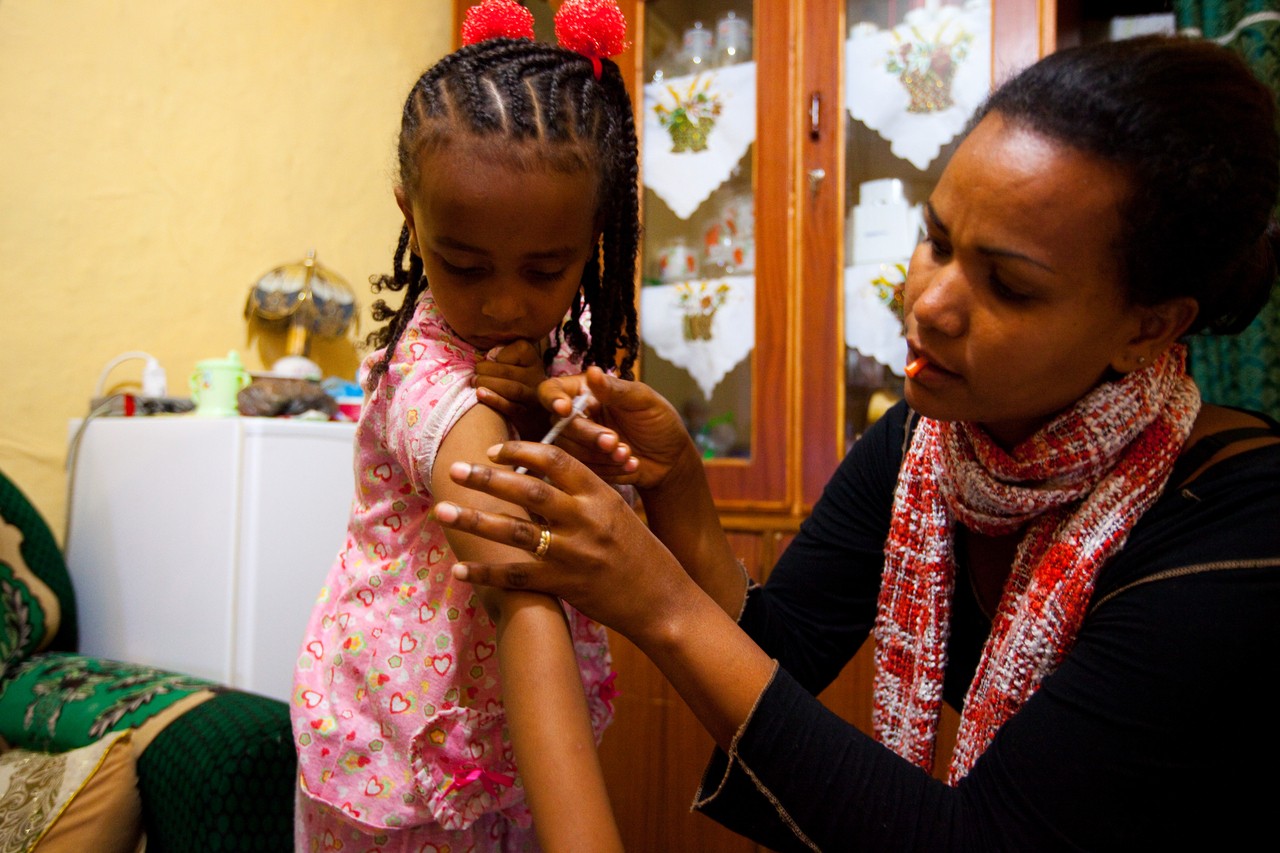 Саба Самуель (Saba Samuel) і її мати. Саба живе в Ефіопії та хворіє на цукровий діабет 1-го типу.